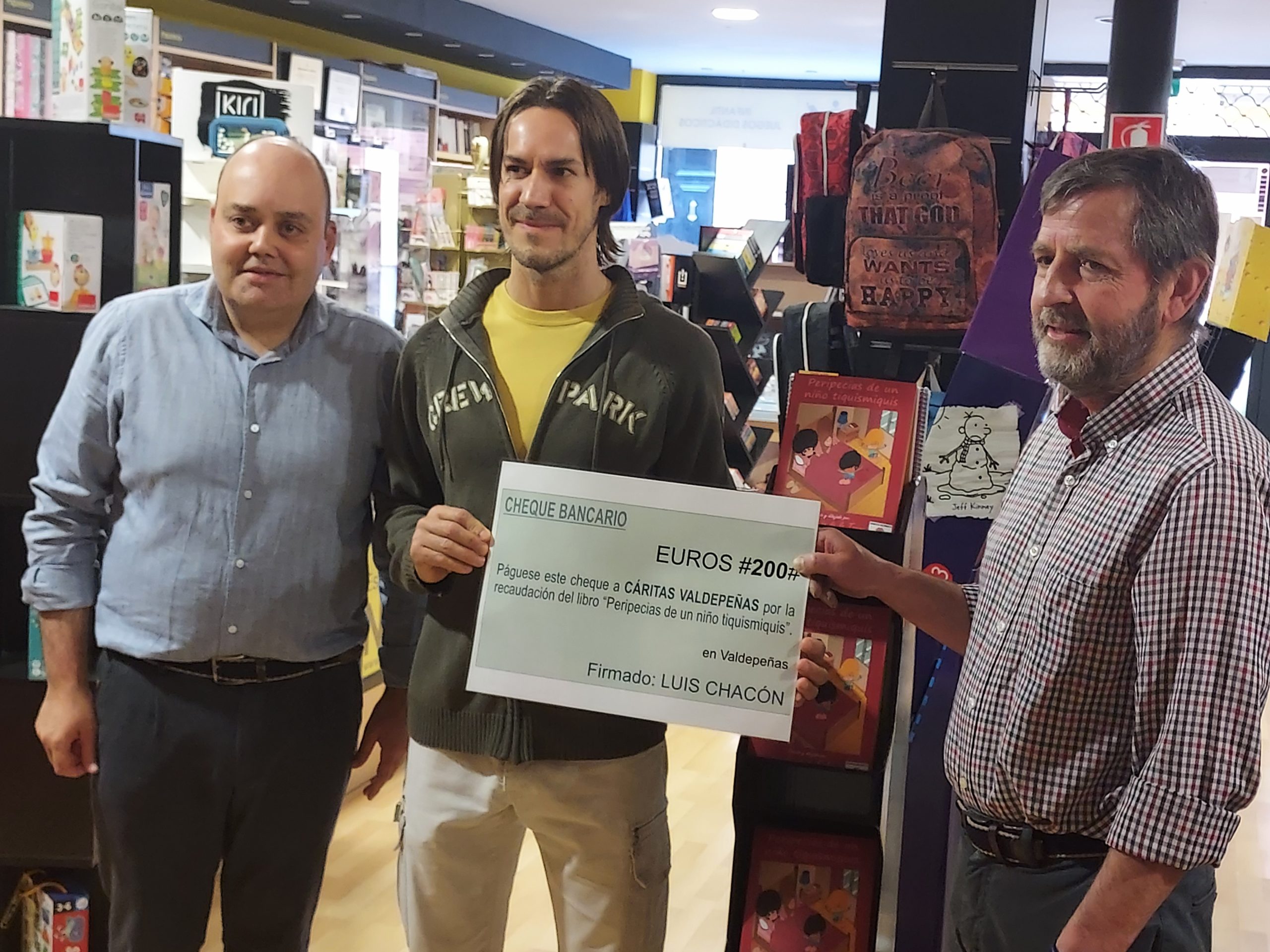 ENTREGA DE 200 € A CÁRITAS VALDEPEÑAS.