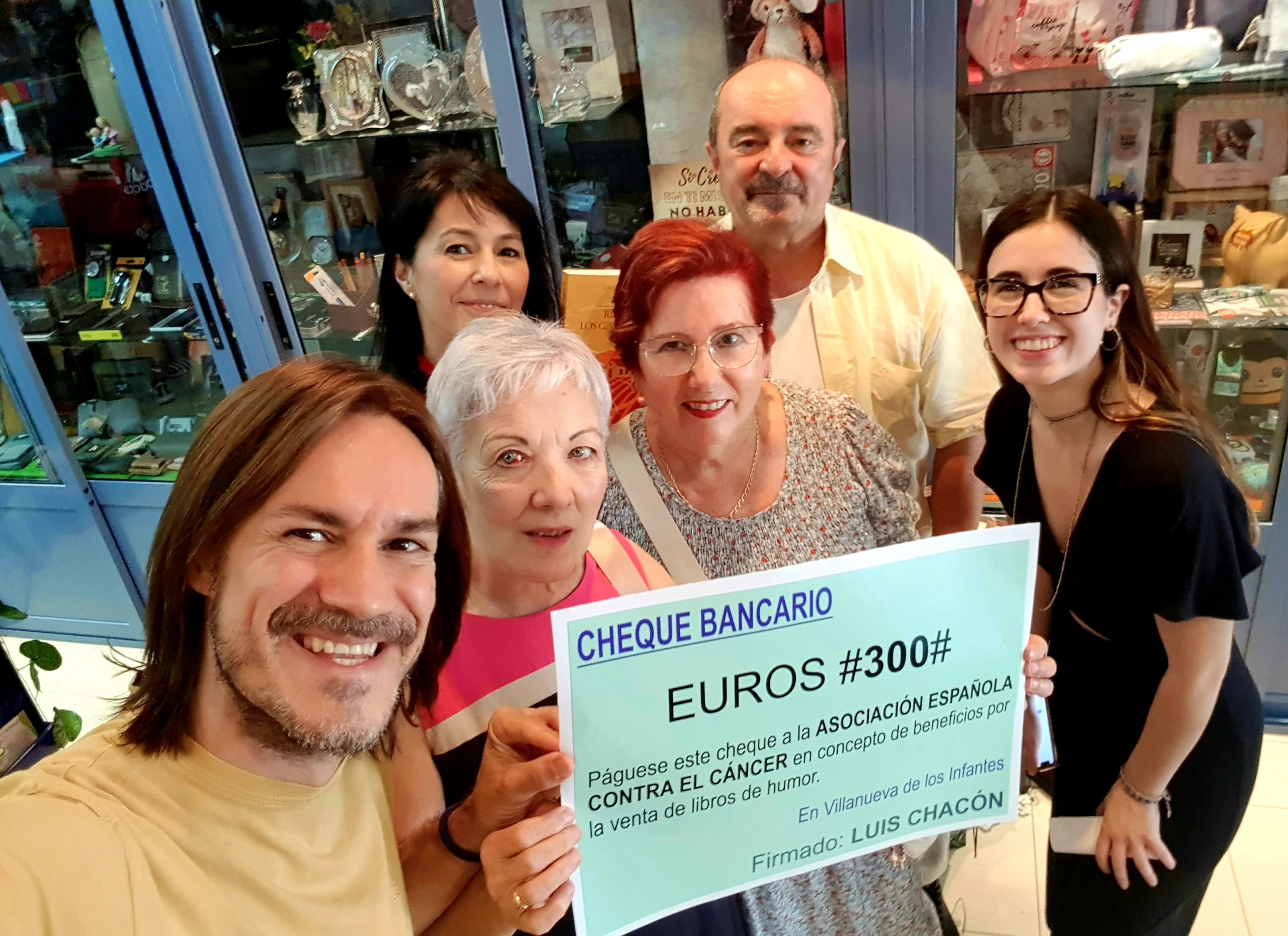 ENTREGA DE 300 € EN VILLANUEVA DE LOS INFANTES A LA AECC