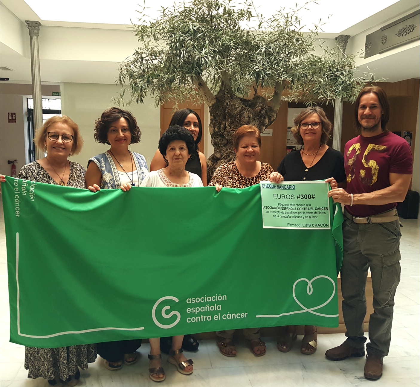 ENTREGA DE 300 € A LA AECC DE MANZANARES