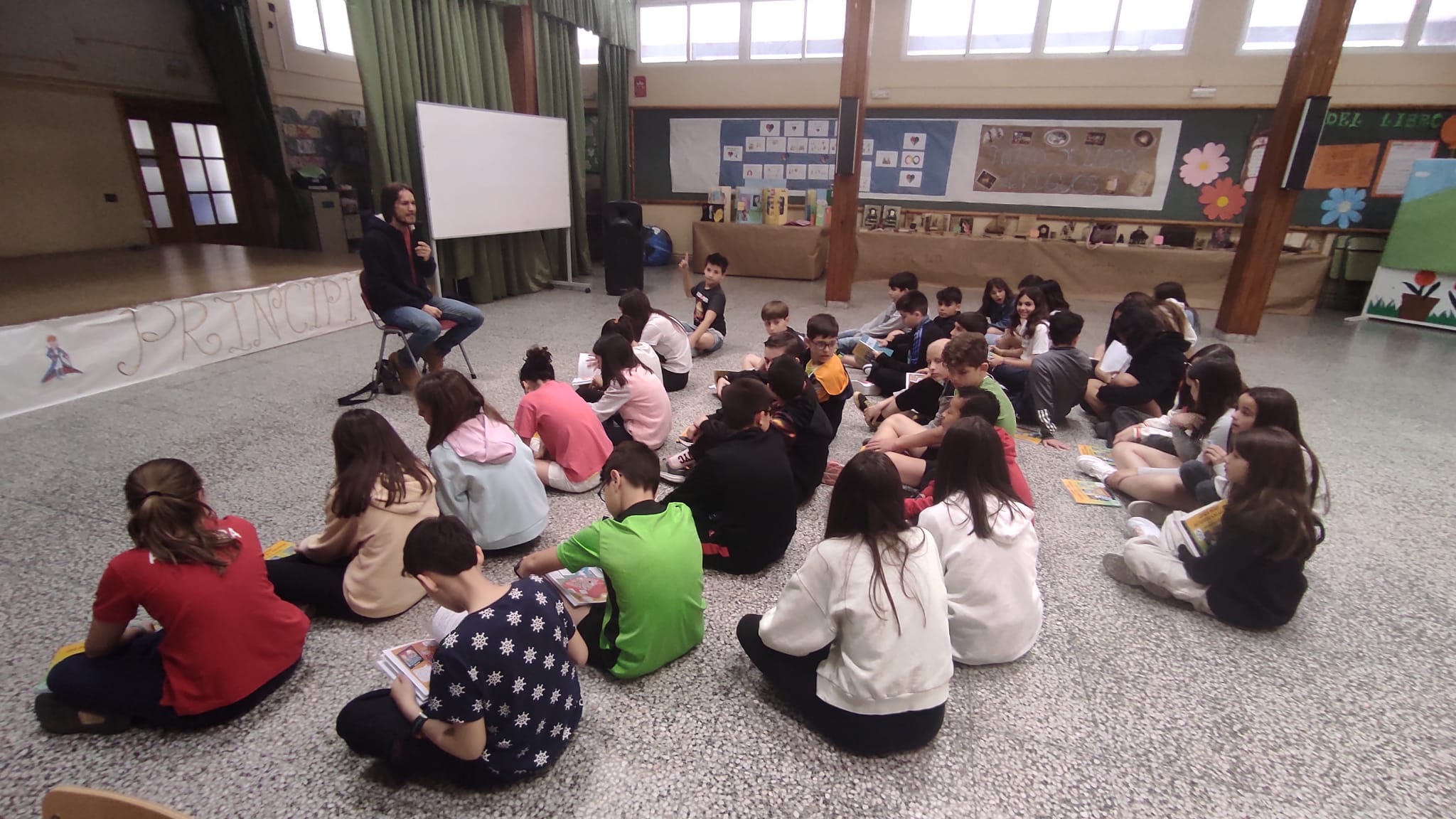 ENCUENTRO CON ESCOLARES EN EL CP JESÚS BAEZA (Abr-2023).